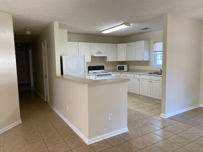 Building Photo - Home in Hillsdale