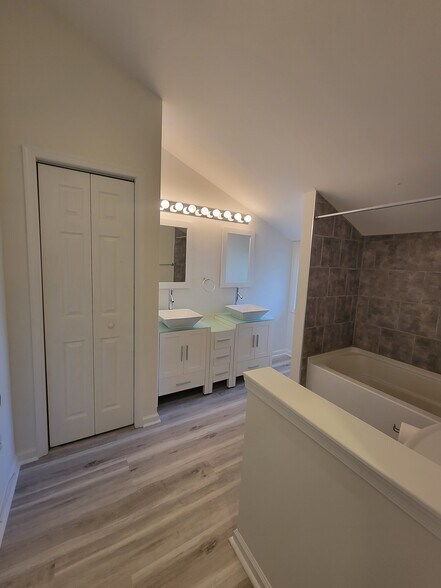 Full Bathroom 2 - 2316 Cambridge St
