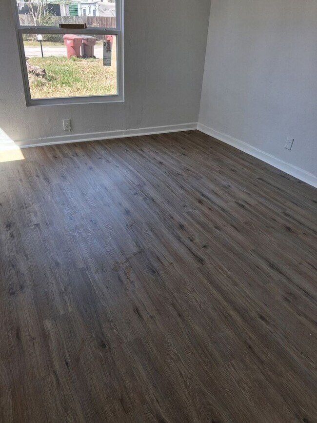 Building Photo - 1302 Pecan St