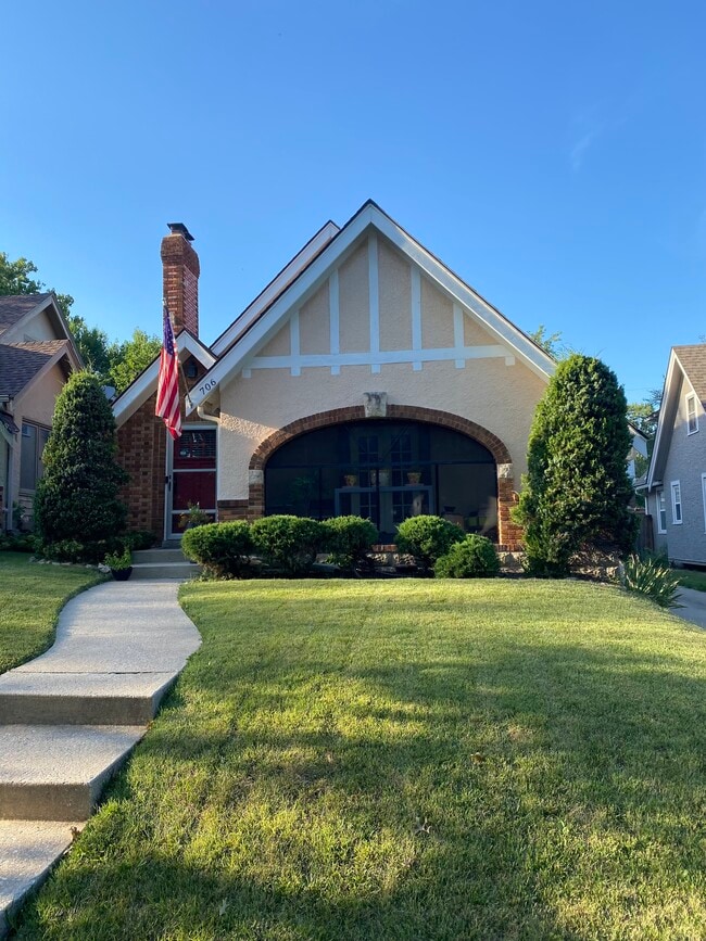 Building Photo - 706 E 71st Ter