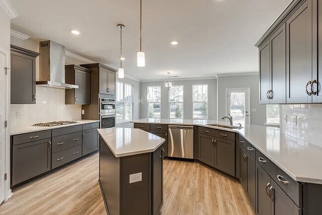 Building Photo - Discover this spacious and well-appointed ...