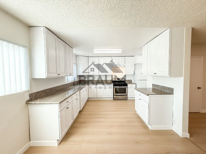 Building Photo - 13129 Oxnard St