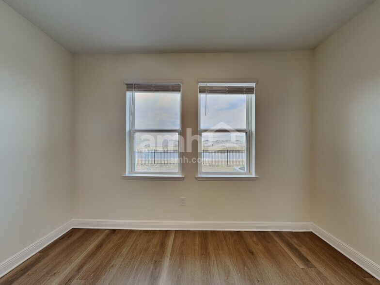 Building Photo - 1774 Meadowgrove Ave