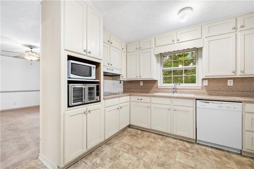 Building Photo - 4531 S Roberts Dr