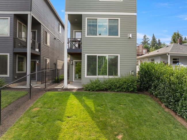 Building Photo - Studio