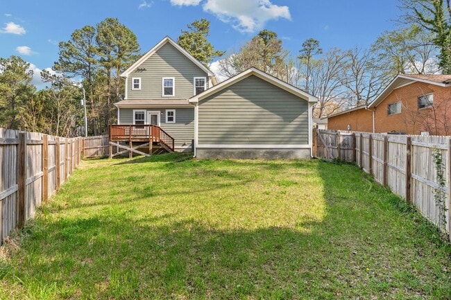 Building Photo - Gorgeous 4be/3ba With Fenced-In Backyard