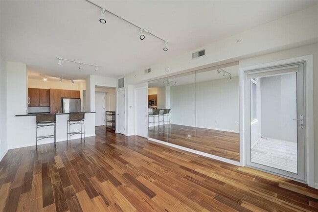 Building Photo - 54 Rainey St