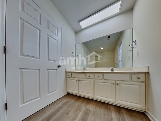 Building Photo - 5640 Regent Village Dr