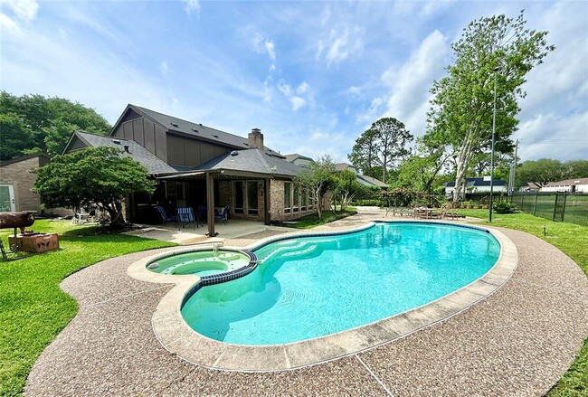 Building Photo - 3307 Deerwood Ln
