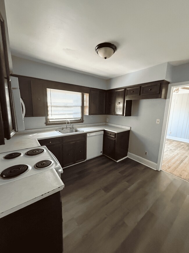 Building Photo - Spacious 2-Bed Home Across from Pickens Library