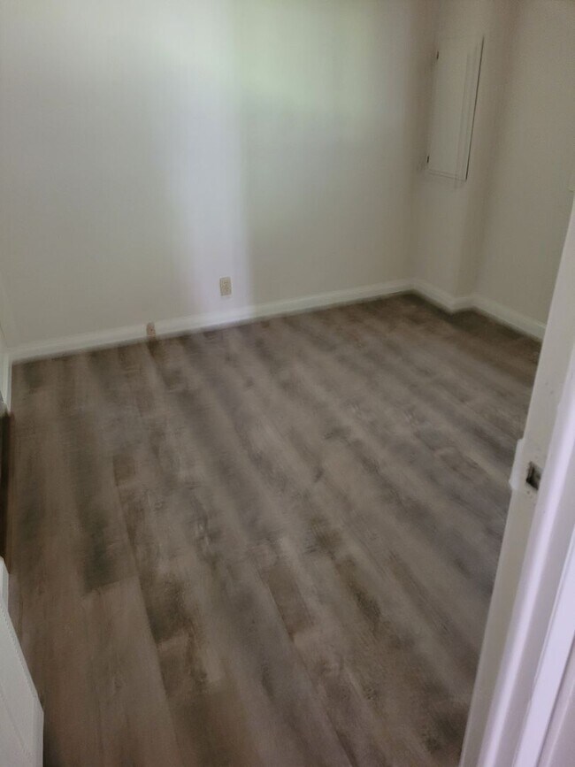 Building Photo - 2 bedroom 1` bath