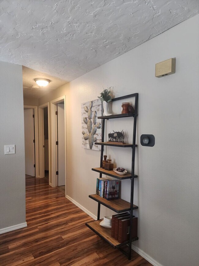 Building Photo - Pet Friendly, Single-Level, Attractively Updated Home in NE Newberg