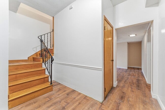 Building Photo - 7 Carol St