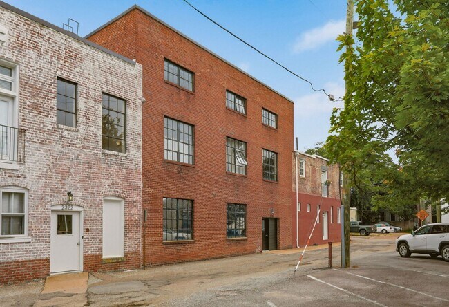 Building Photo - Cool 1 bedroom condo in the heart of the Fan District
