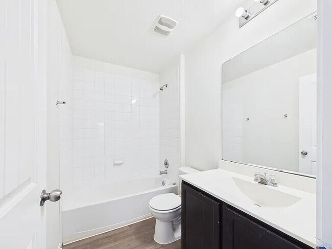 Building Photo - Spacious one-level home in Glenwood!