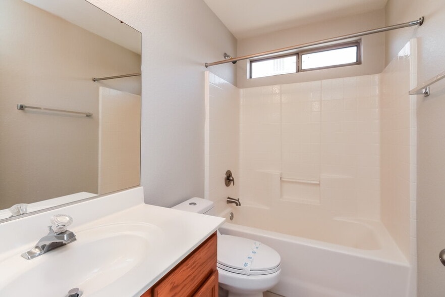 Building Photo - 1069 E Nardini St