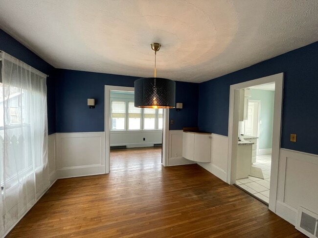 Building Photo - Three bedroom one bathroom home for rent