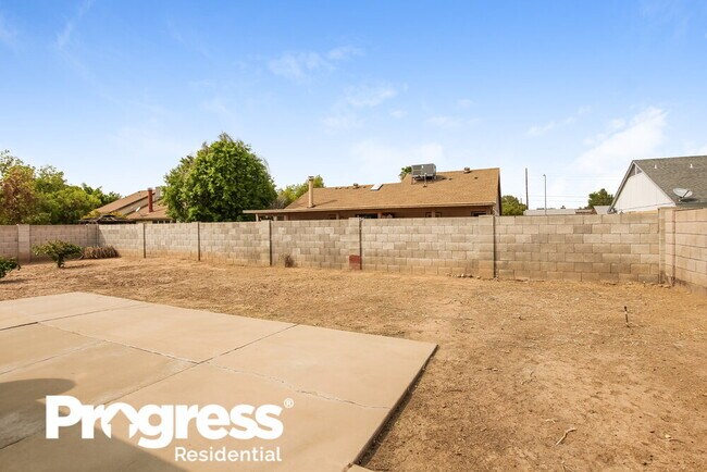 Building Photo - 7748 W Paradise Dr