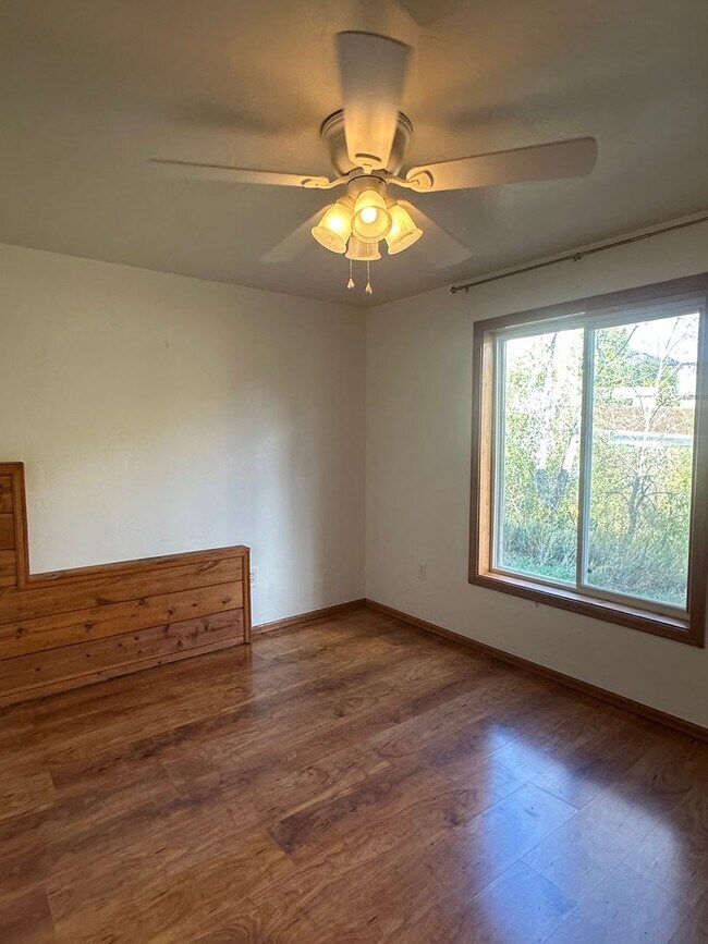 Building Photo - 850 Mountain View Dr