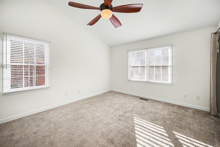 Building Photo - 520 N Poplar St