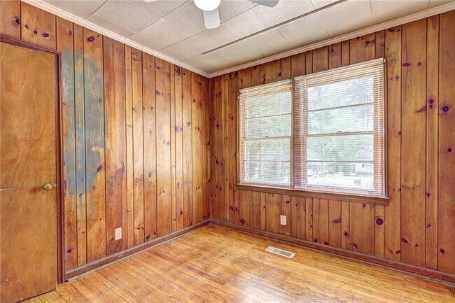 Building Photo - 2006 Pine Hill Dr