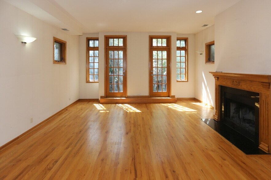 Building Photo - 824 W Buckingham Pl