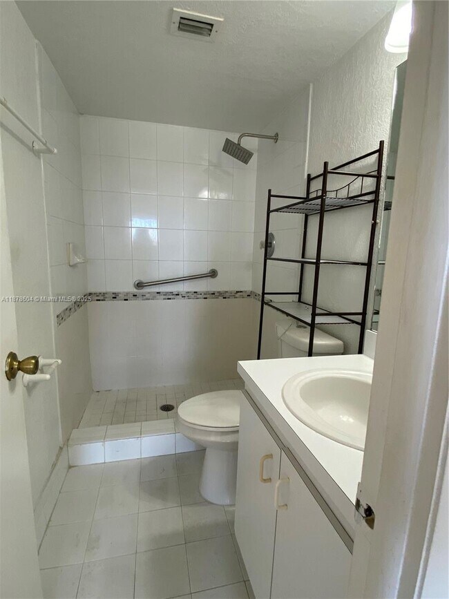Building Photo - 9350 Fontainebleau Blvd