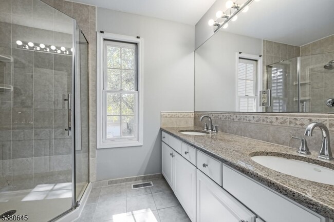 Building Photo - 10 Conklin Ct