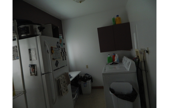 Building Photo - 2-Story House, 4Bed/2Bath with Lots of Room, Washer/Dryer. Pet Friendly & Large Yard