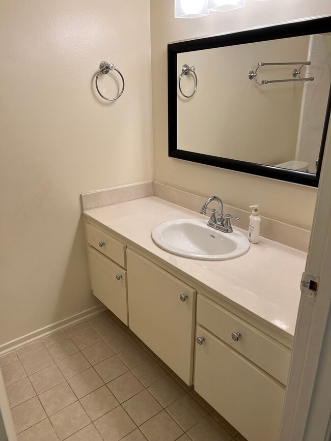 Building Photo - Great Location. 3 Bedroom Home