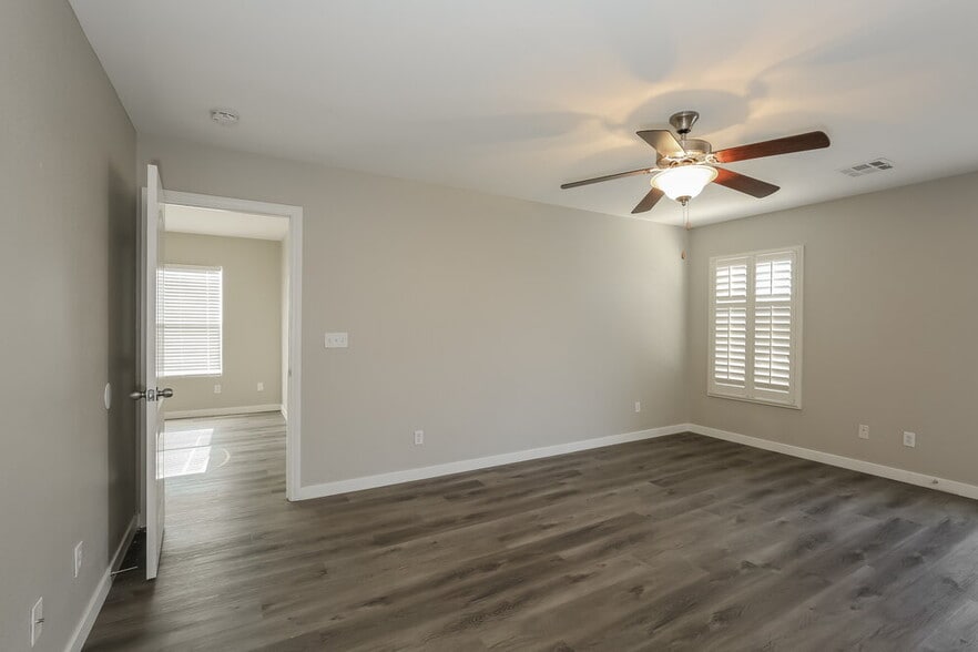 Building Photo - 1081 Crescent Falls St