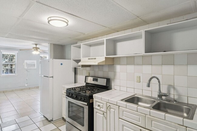 Building Photo - Classic 2 bedroom, 1 bathroom house apartment in Eustis.