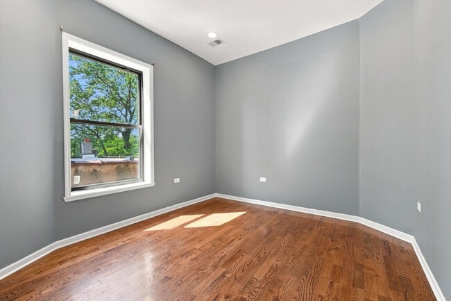 Building Photo - 4834 S Prairie Ave