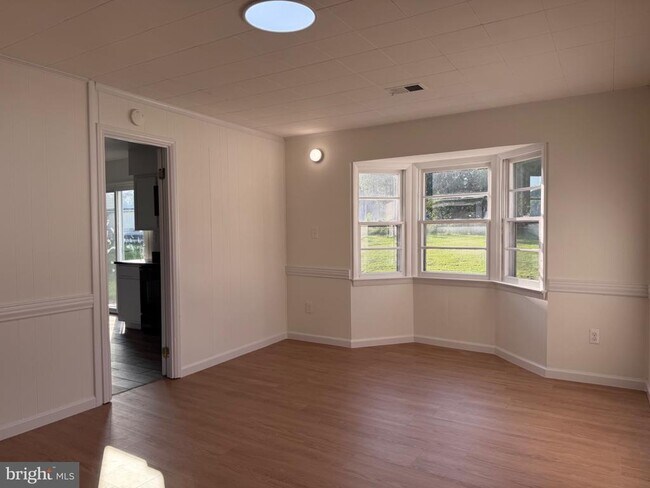 Building Photo - 606 W Beech Rd