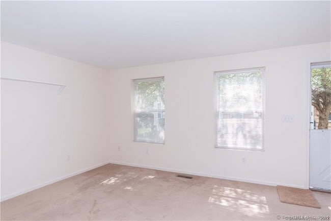 Building Photo - 6 Larkspur Ln