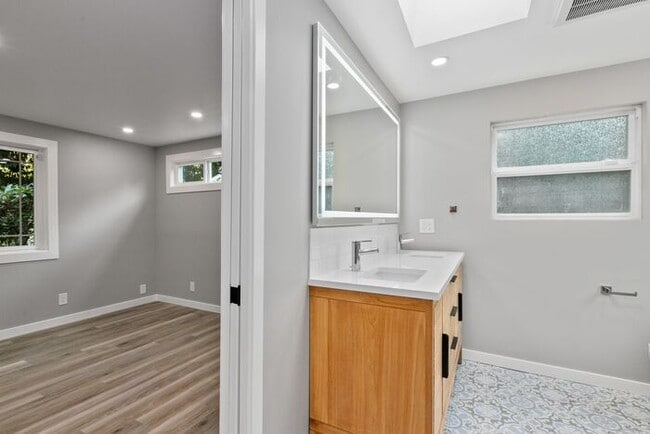 Building Photo - Elegant Air-Conditioned Newly Remodeled Matthews Beach Rambler