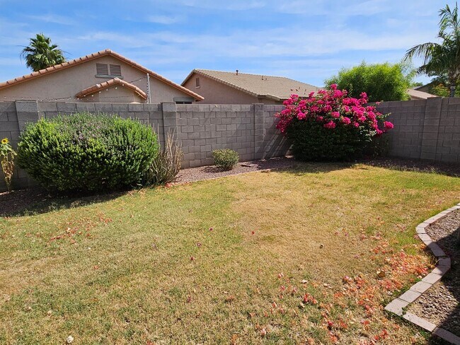 Building Photo - Great 1670 sq ft 4 bd 2 bathroom home in l...