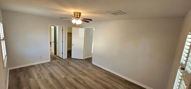 Building Photo - 1401 E Sherman Dr