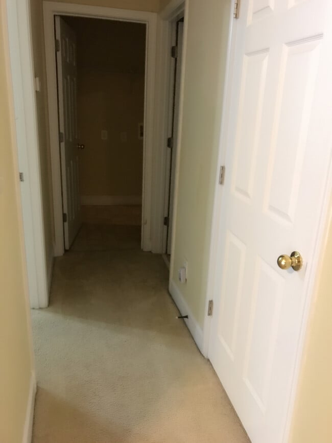 Building Photo - 535 Roland Manor Dr
