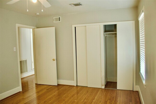 Building Photo - 1002 Waltway Dr