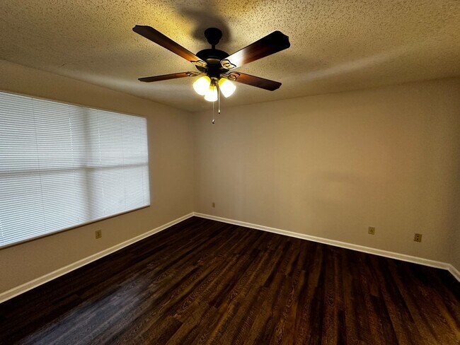 Building Photo - 1 bed/1 bath, 3rd Floor Condo Overlooking ...