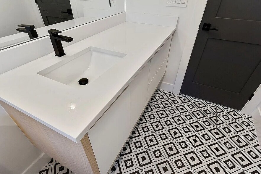Second floor guest bathroom - 963 Tennyson St