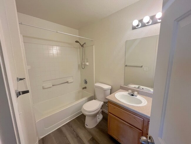 Building Photo - SPACIOUS AND BRIGHT 2 bed/2 bath In gated community