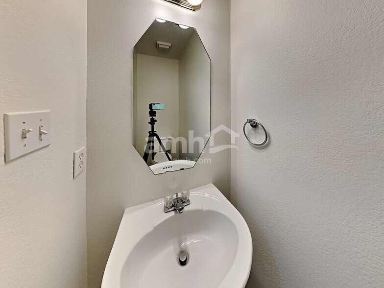 Building Photo - 8551 Western Meadows Dr