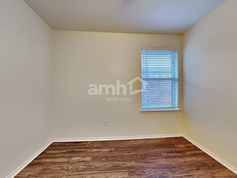 Building Photo - 8829 Stirrup Way