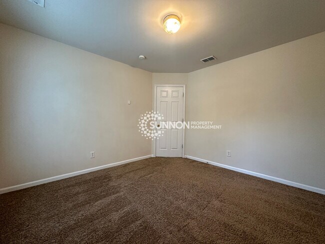Building Photo - 4 Bed 2.5 Bath in Old Stone Crossing