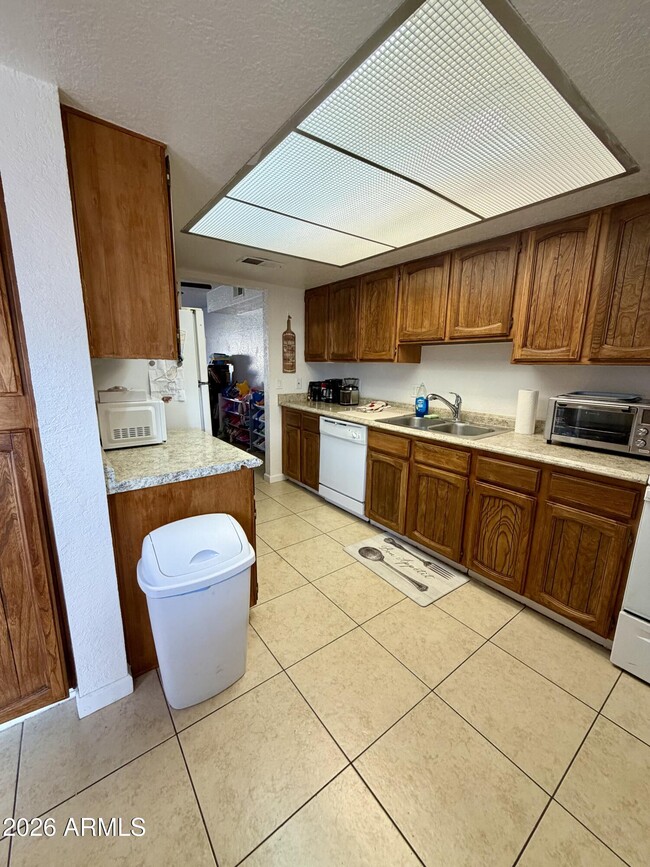 Building Photo - 1510 E 26th Ln