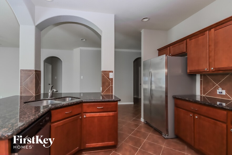 Building Photo - 240 Country Crossing Cir
