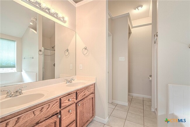 Building Photo - 5005 Warwicke Dr