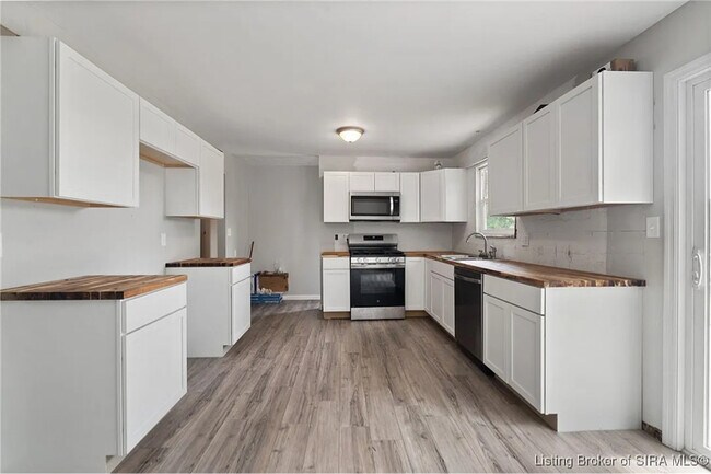 Building Photo - 456 Thompson St